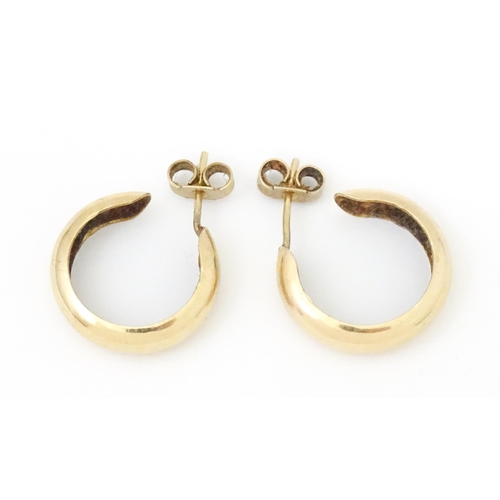 746 - A pair of 9ct gold hoop earrings