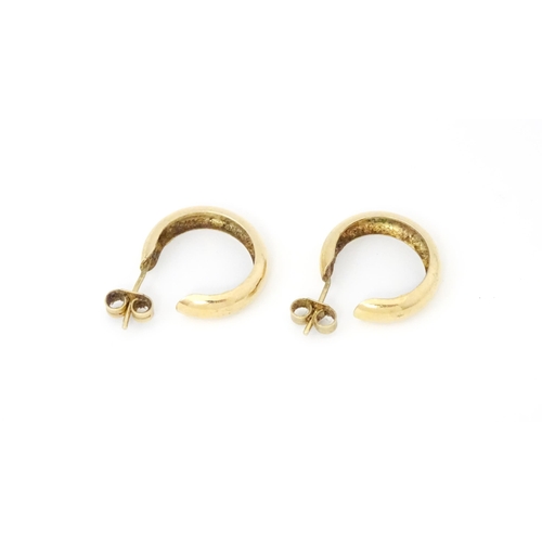 746 - A pair of 9ct gold hoop earrings