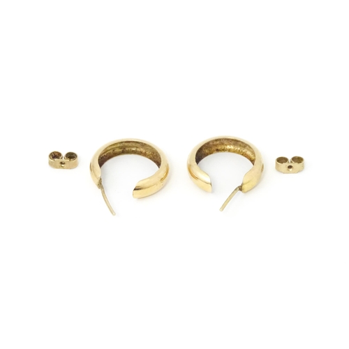 746 - A pair of 9ct gold hoop earrings