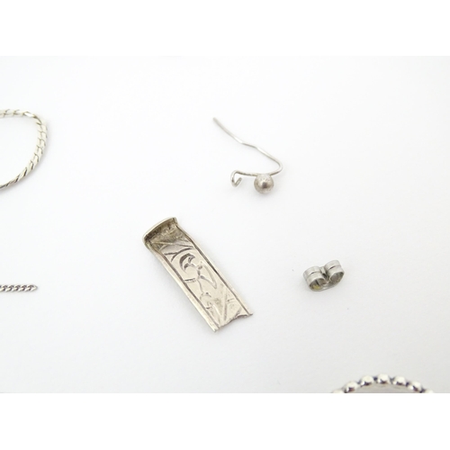 748 - A quantity of assorted silver and white metal jewellery