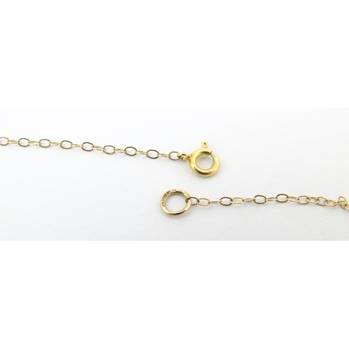 752 - A 9ct gold necklace with pendant drop. The chain 16