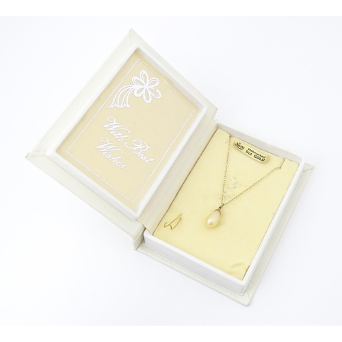 752 - A 9ct gold necklace with pendant drop. The chain 16