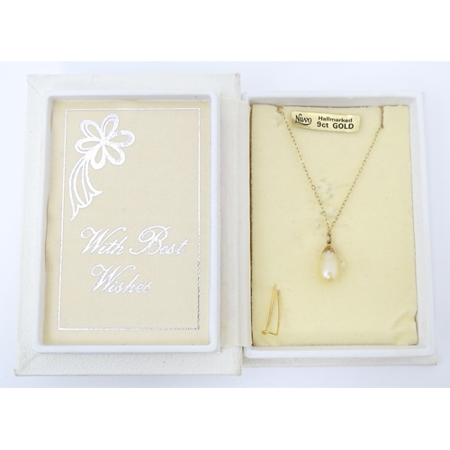 752 - A 9ct gold necklace with pendant drop. The chain 16