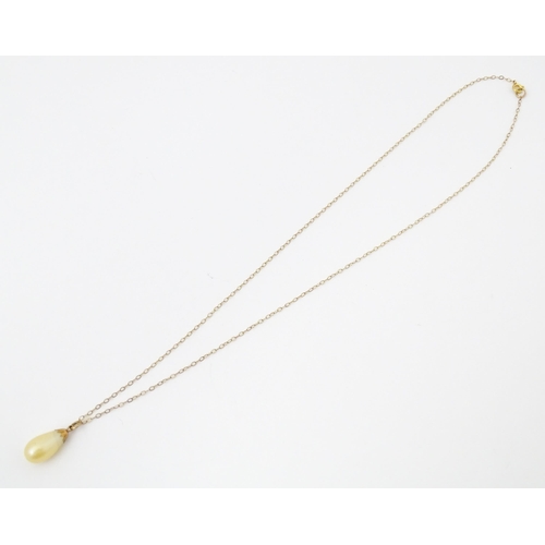 752 - A 9ct gold necklace with pendant drop. The chain 16