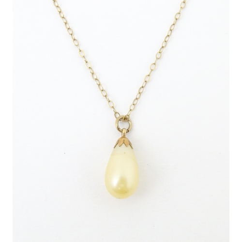 752 - A 9ct gold necklace with pendant drop. The chain 16