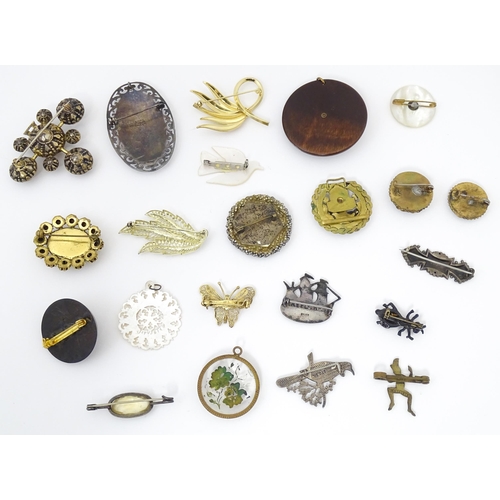 753 - A quantity of assorted Victorian and later brooches, pendants, etc. to include some silver examples ... 