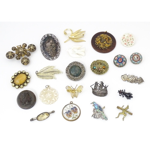 753 - A quantity of assorted Victorian and later brooches, pendants, etc. to include some silver examples ... 