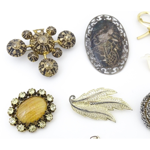 753 - A quantity of assorted Victorian and later brooches, pendants, etc. to include some silver examples ... 