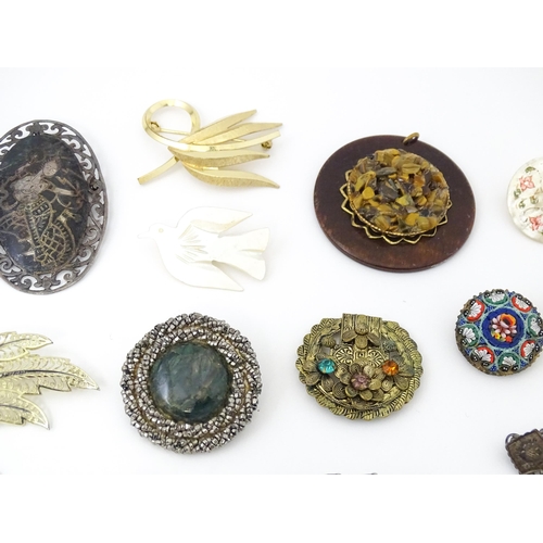 753 - A quantity of assorted Victorian and later brooches, pendants, etc. to include some silver examples ... 