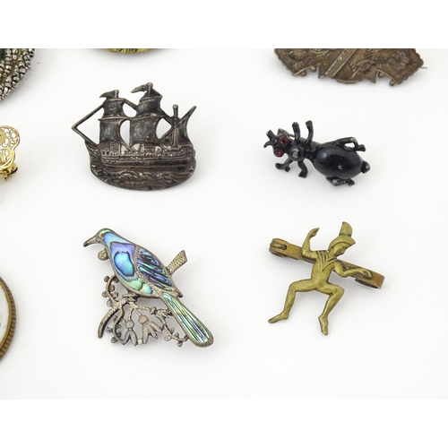 753 - A quantity of assorted Victorian and later brooches, pendants, etc. to include some silver examples ... 