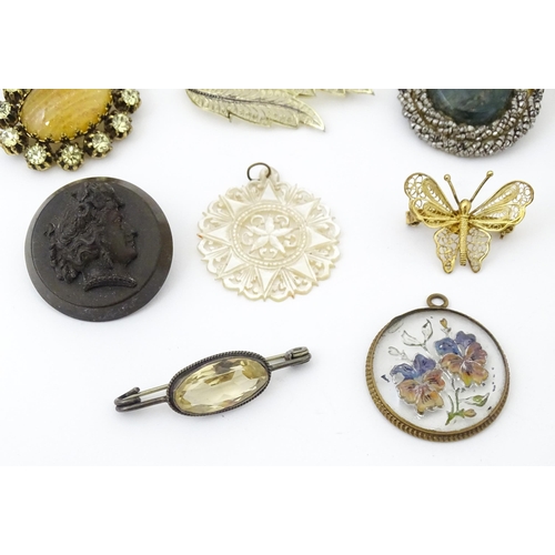 753 - A quantity of assorted Victorian and later brooches, pendants, etc. to include some silver examples ... 