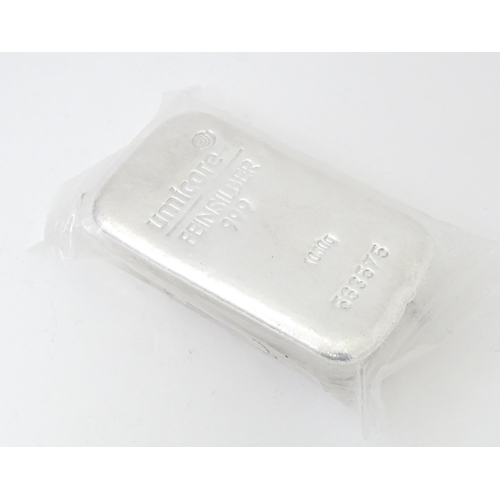 810 - A Umicore 1000g / 1kg Feinsilber .999 silver bar numbered 563362 3 3/4