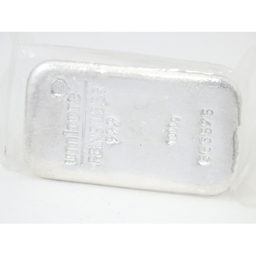 810 - A Umicore 1000g / 1kg Feinsilber .999 silver bar numbered 563362 3 3/4