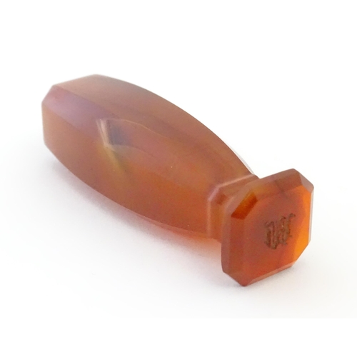 1233 - A Victorian carnelian hardstone hand / desk seal. Approx. 2 1/4