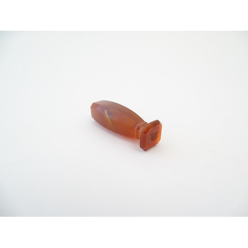 1233 - A Victorian carnelian hardstone hand / desk seal. Approx. 2 1/4