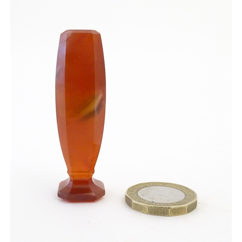 1233 - A Victorian carnelian hardstone hand / desk seal. Approx. 2 1/4