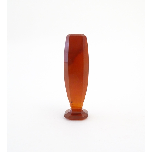 1233 - A Victorian carnelian hardstone hand / desk seal. Approx. 2 1/4