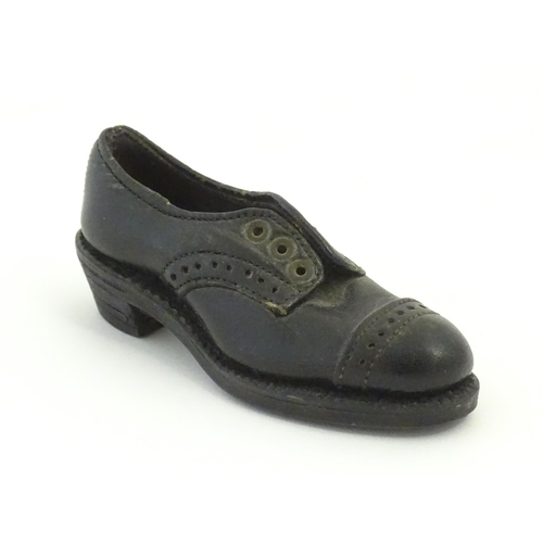 1239 - An early 20thC cobbler's apprentice piece model of a shoe. Approx. 3 3/4