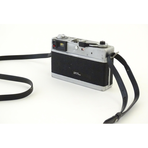 1247 - A Canon Canonet G-III QL17 35mm film camera, c1972, cased with lens cap. Approx 4 5/8