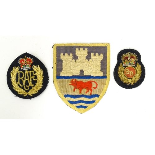 870 - Militaria: a quantity of items to include an RAF cloth cap badge, a city of Oxford cloth badge, two ... 