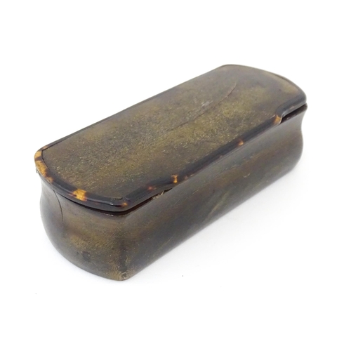 1270 - A 19thC horn snuff box with tortoiseshell banding. Approx. 1 1/4