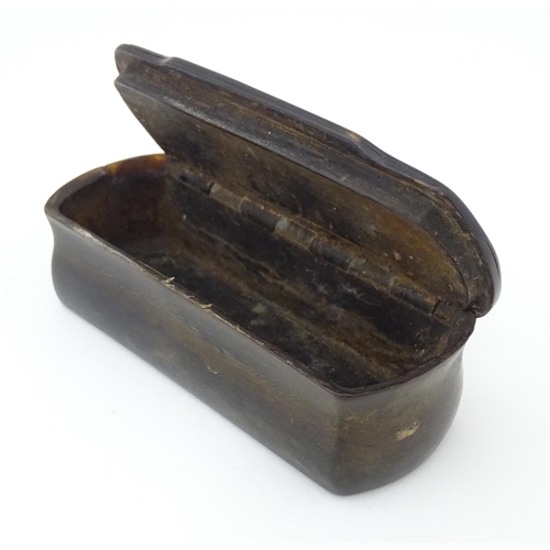 1270 - A 19thC horn snuff box with tortoiseshell banding. Approx. 1 1/4