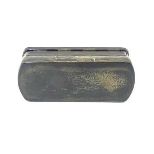 1270 - A 19thC horn snuff box with tortoiseshell banding. Approx. 1 1/4