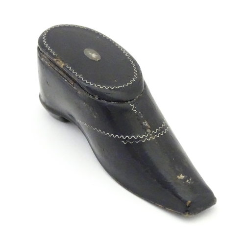 1275 - A Victorian lacquered papier mache snuff box modelled as a shoe. Approx. 3 1/4