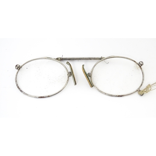 1281 - Assorted 19thC and later spectacles, to include a faux tortoiseshell shell example, pince nez, etc. ... 