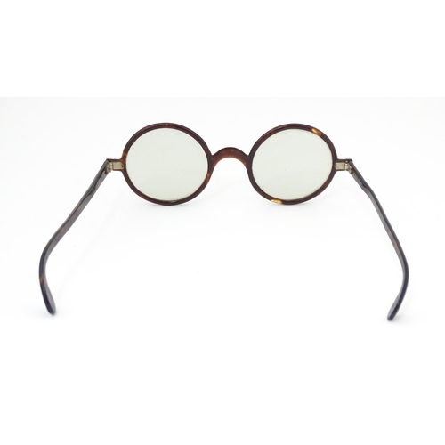 1281 - Assorted 19thC and later spectacles, to include a faux tortoiseshell shell example, pince nez, etc. ... 