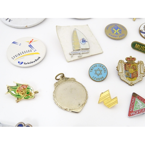 1303 - A quantity of pin badges, buttons etc. Including Royal Cambridgeshire Regiment, Royal Artillery, Roy... 