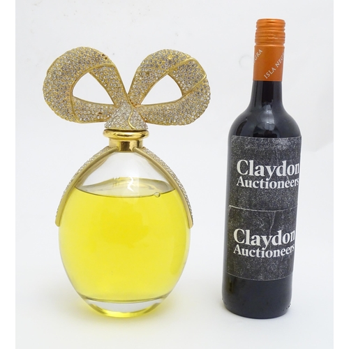 1369 - A large / oversized shop display advertising perfume bottle for White Diamonds by Elizabeth Taylor. ... 