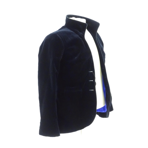 1381 - Vintage fashion / clothing: A ladies velvet Favourbrook jacket in blue / black with blue silk lining... 