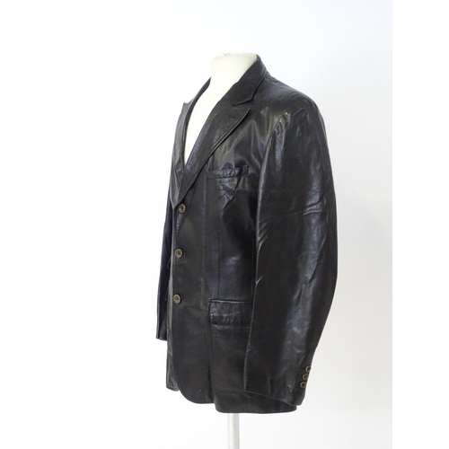 1387 - Vintage fashion / clothing: A black leather Holland & Holland men's jacket, chest measures 40