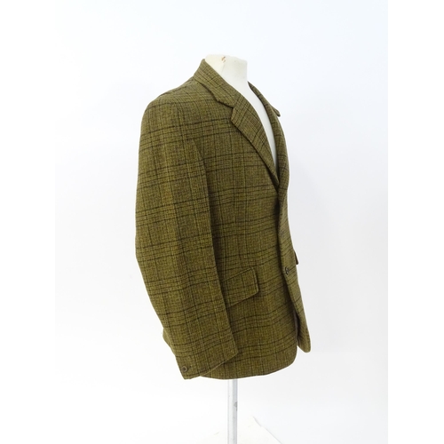 1390 - Vintage fashion / clothing: A men's Holland and Holland tweed jacket, chest measures 42