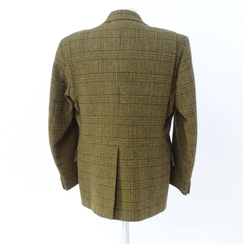 1390 - Vintage fashion / clothing: A men's Holland and Holland tweed jacket, chest measures 42