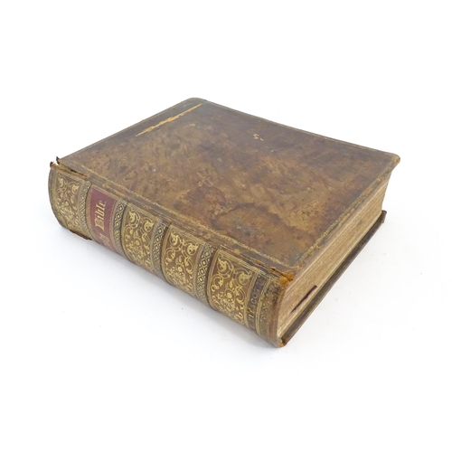 1055 - Book: The Royal Family Bible, Containing the Old and New Testaments according to the authorized vers... 