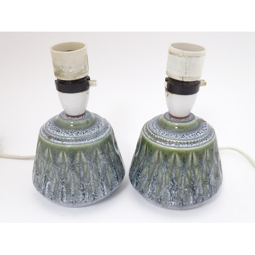 1569 - A pair of retro ceramic table lamps with a mottled green glaze detail. Approx. 6