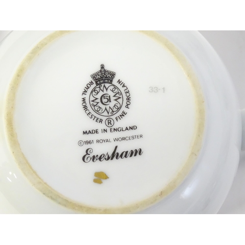 247 - A large quantity of Royal Worcester dinner / tea wares in the Evesham pattern to include plates, bow... 