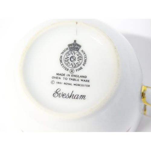 247 - A large quantity of Royal Worcester dinner / tea wares in the Evesham pattern to include plates, bow... 