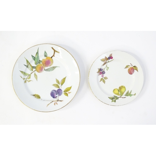 247 - A large quantity of Royal Worcester dinner / tea wares in the Evesham pattern to include plates, bow... 