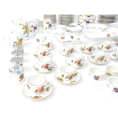 247 - A large quantity of Royal Worcester dinner / tea wares in the Evesham pattern to include plates, bow... 