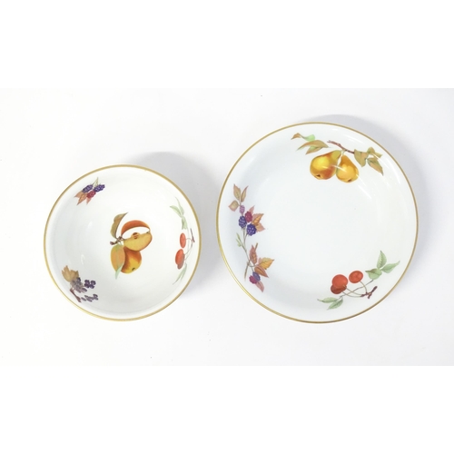 249 - A quantity of Royal Worcester dinner wares in the Evesham pattern, to include fruit bowl, plates, se... 