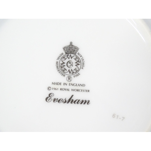 249 - A quantity of Royal Worcester dinner wares in the Evesham pattern, to include fruit bowl, plates, se... 