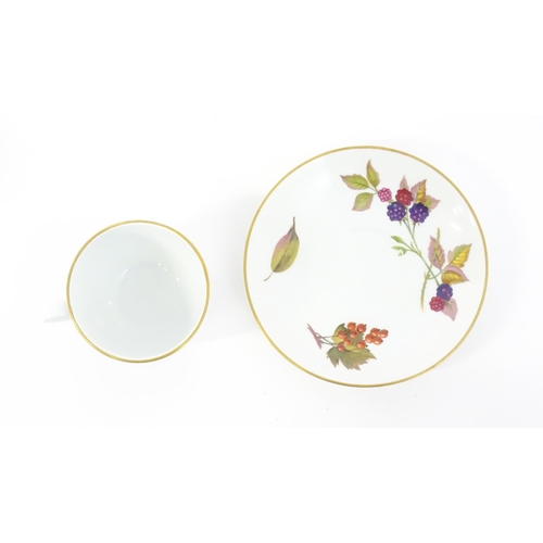 249 - A quantity of Royal Worcester dinner wares in the Evesham pattern, to include fruit bowl, plates, se... 