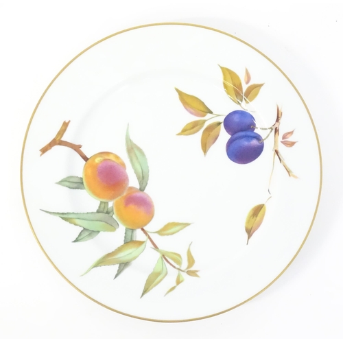 249 - A quantity of Royal Worcester dinner wares in the Evesham pattern, to include fruit bowl, plates, se... 