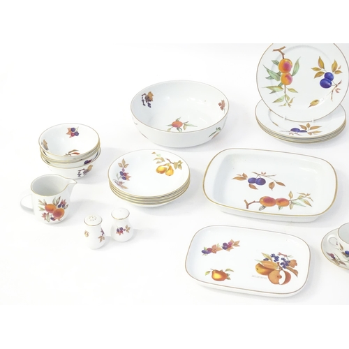 249 - A quantity of Royal Worcester dinner wares in the Evesham pattern, to include fruit bowl, plates, se... 