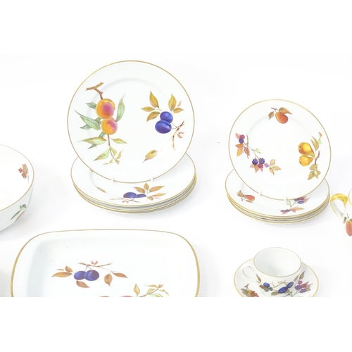 249 - A quantity of Royal Worcester dinner wares in the Evesham pattern, to include fruit bowl, plates, se... 