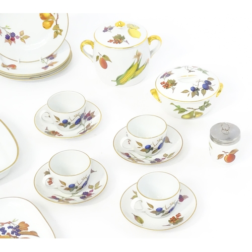 249 - A quantity of Royal Worcester dinner wares in the Evesham pattern, to include fruit bowl, plates, se... 