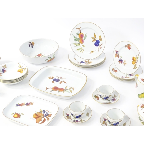 249 - A quantity of Royal Worcester dinner wares in the Evesham pattern, to include fruit bowl, plates, se... 